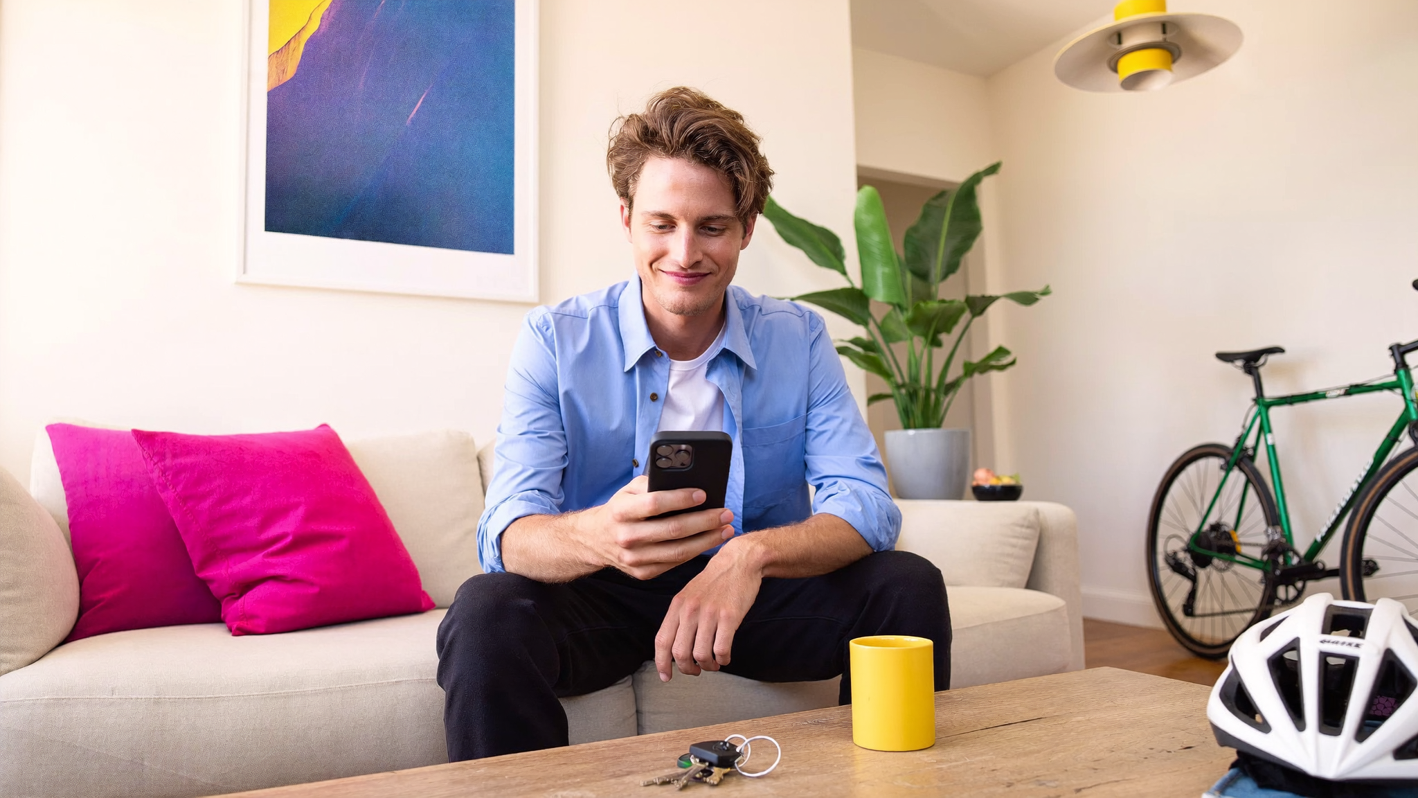 Jonas wartet zuhause mit seinem Smartphone auf eine Rückmeldung